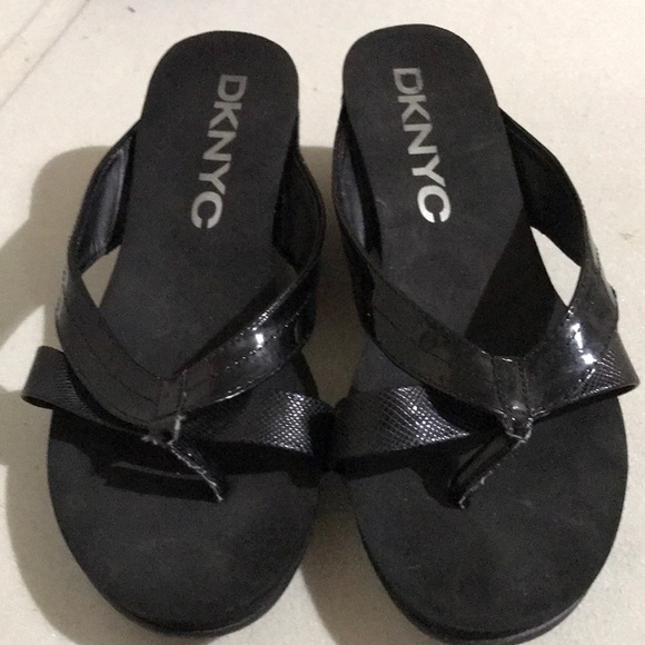 dkny flip flops sandals
